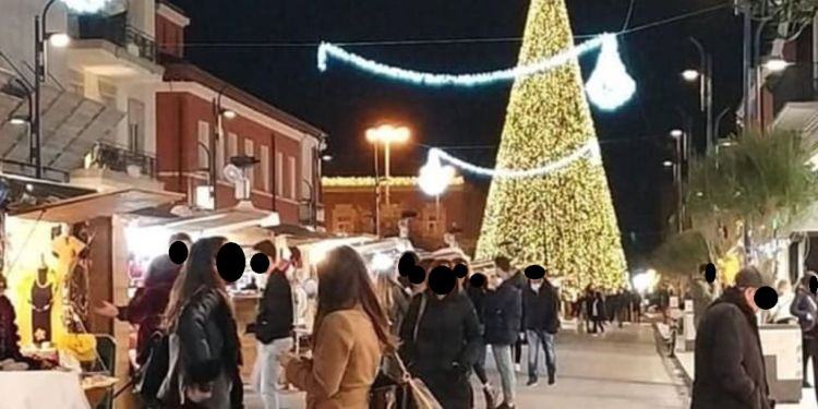 Latina, camion entra nella Ztl e trancia cavo: paura ai mercatini di Natale