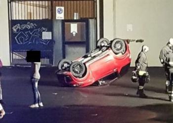 Latina, minicar si ribalta nel parcheggio del centro Le Corbusier VIDEO