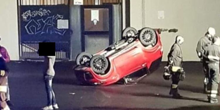 Latina, minicar si ribalta nel parcheggio del centro Le Corbusier VIDEO