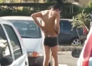 Latina, uomo si lava in strada seminudo: i residenti increduli filmano la scena