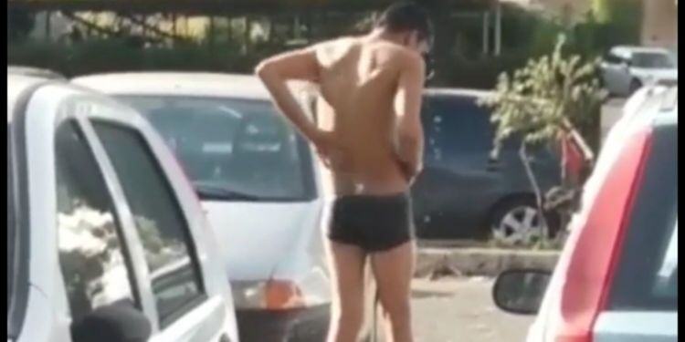 Latina, uomo si lava in strada seminudo: i residenti increduli filmano la scena