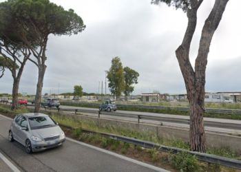 Ancora sassi contro le auto in corsa sulla Pontina davanti al campo rom
