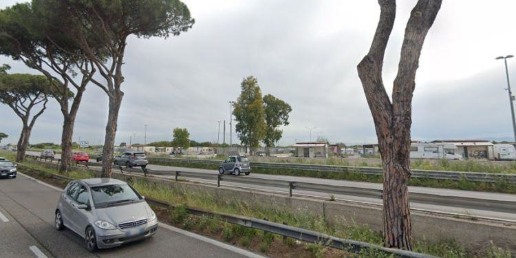 Ancora sassi contro le auto in corsa sulla Pontina davanti al campo rom