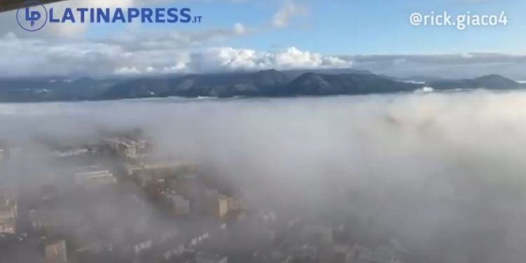 Latina, lo spettacolo della città persa nella nebbia VIDEO