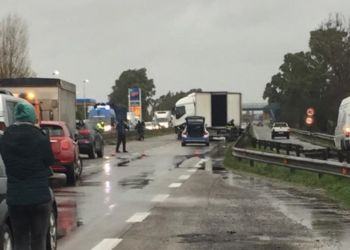 Perde il controllo del mezzo, camion si schianta contro guardrail sulla Pontina