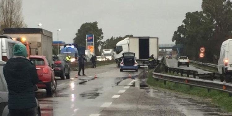 Perde il controllo del mezzo, camion si schianta contro guardrail sulla Pontina