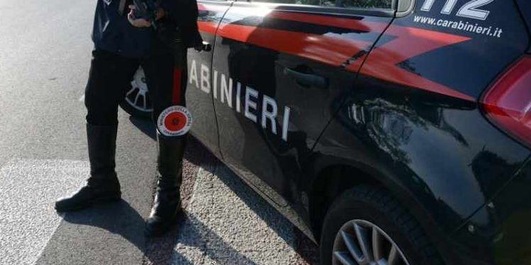 Sabaudia, fugge all’alt e a folle velocità si immette contromano sulla Pontina: arrestato un giovane