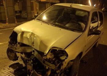 Paura nella notte a Borgo Grappa: si schiantano contro rotonda poi fuggono