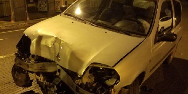 Paura nella notte a Borgo Grappa: si schiantano contro rotonda poi fuggono