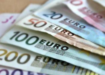 Magia di Natale in provincia di Latina: trova una borsa piena di soldi e la consegna alla Polizia