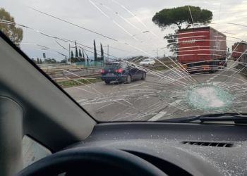 Dal campo rom sulla Pontina volano pietre. Ennesima tragedia sfiorata