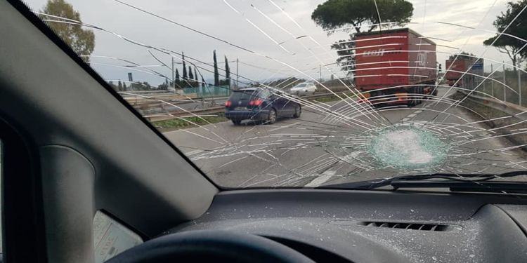 Dal campo rom sulla Pontina volano pietre. Ennesima tragedia sfiorata