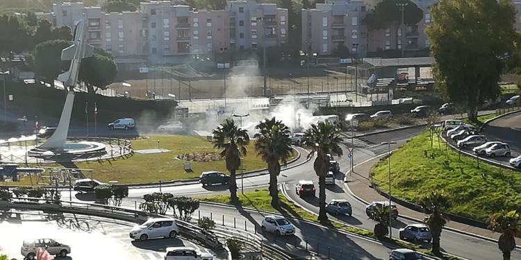 Latina, maxi tamponamento alla rotonda dell’Aviatore: sei mezzi coinvolti