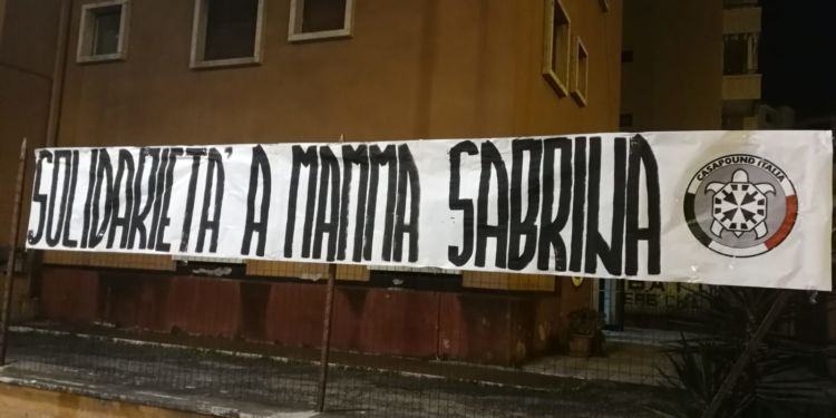 “Solidarietà a mamma Sabrina”, lo striscione per la donna di Latina che lotta per riavere la figlia