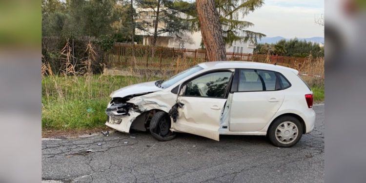 Latina, sbanda per evitare una buca e si schianta con un’altra auto. Paura in via della Rosa