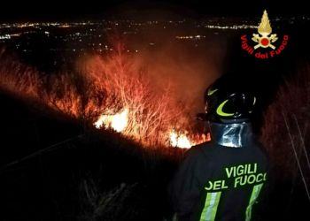 Vasto incendio sulle colline tra Cori e Norma: vigili del fuoco al lavoro per tutta la notte VIDEO