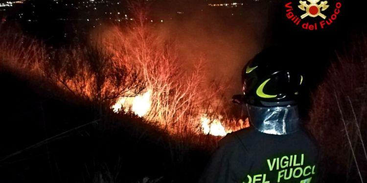 Vasto incendio sulle colline tra Cori e Norma: vigili del fuoco al lavoro per tutta la notte VIDEO