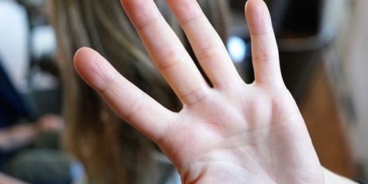 Latina, minaccia l’amante di diffondere video sexy: 52enne arrestato per revenge porn