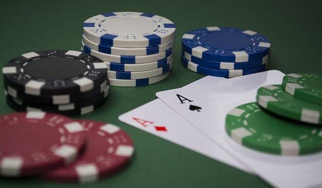 Dalla roulette al poker: i diversi giochi disponibili sui casinò online