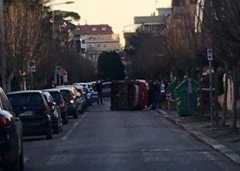 Paura in via Ferrucci a Latina: auto si ribalta, ferita una persona