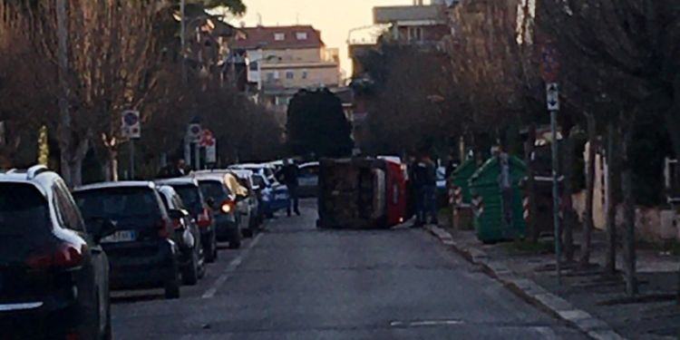 Paura in via Ferrucci a Latina: auto si ribalta, ferita una persona