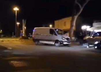Perde il controllo del furgone in rotatoria e si schianta contro auto parcheggiata: paura in via dell’Agora a Latina