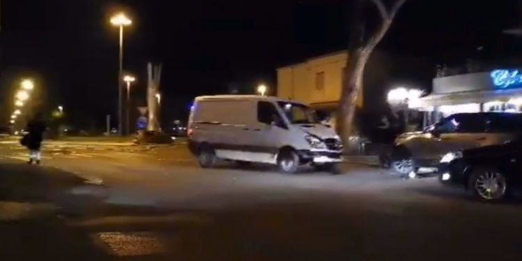 Perde il controllo del furgone in rotatoria e si schianta contro auto parcheggiata: paura in via dell’Agora a Latina
