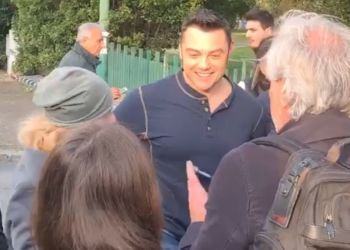 Tiziano Ferro a sorpresa in centro a Latina: bagno di folla e selfie con i fan VIDEO