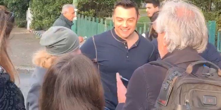 Tiziano Ferro a sorpresa in centro a Latina: bagno di folla e selfie con i fan VIDEO
