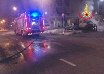 Auto e furgone in fiamme nella notte in via Montenero a Latina