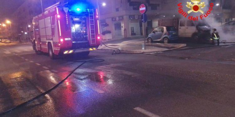 Auto e furgone in fiamme nella notte in via Montenero a Latina