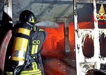 Incendio a Cisterna, rogo devasta ex azienda casearia