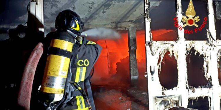 Incendio a Cisterna, rogo devasta ex azienda casearia