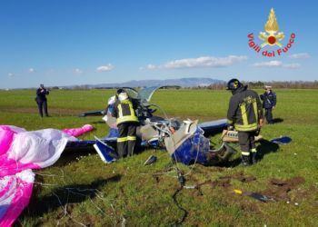 Paura in provincia di Latina, aereo ultraleggero si schianta al suolo: ci sono feriti FOTO