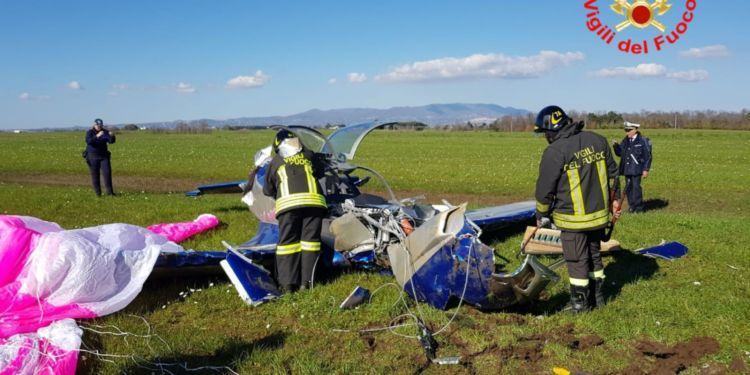 Paura in provincia di Latina, aereo ultraleggero si schianta al suolo: ci sono feriti FOTO