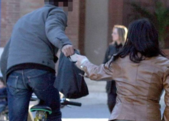 Latina, avvocatessa insegue lo scippatore e recupera la borsa rubata
