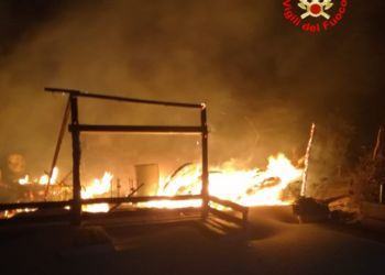 Chiosco in fiamme sul lungomare di Sabaudia, indagini sulle cause