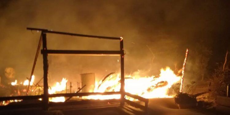 Chiosco in fiamme sul lungomare di Sabaudia, indagini sulle cause