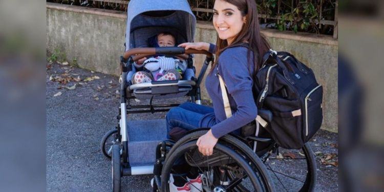 Mamma pontina in sedia a rotelle diventa esempio di positività su Instagram