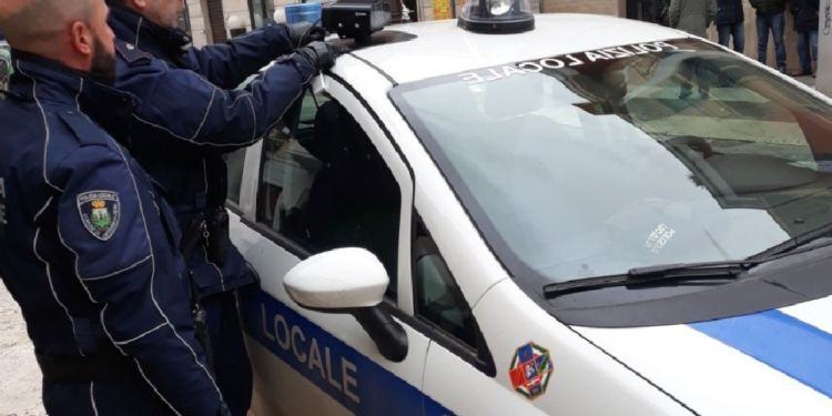 Cisterna, arrotino fermato con la patente falsa: prende una multa di 5mila euro e viene denunciato