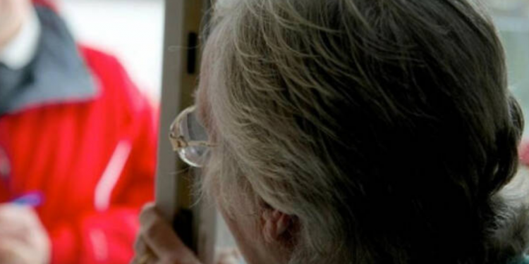 Coronavirus, truffe sui tamponi a domicilio: “Non aprite”