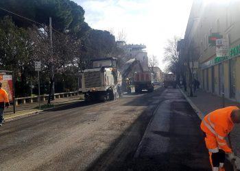 Nuovo manto stradale a Latina, al via i lavori in via E. Filiberto. Poi sarà la volta di altre quattro strade