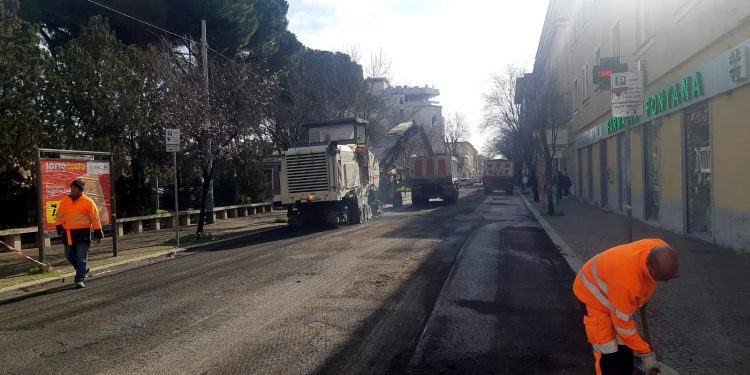 Nuovo manto stradale a Latina, al via i lavori in via E. Filiberto. Poi sarà la volta di altre quattro strade