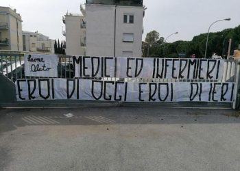 Coronavirus, striscione fuori dal Goretti di Latina: “Medici e infermieri, eroi di oggi e di ieri”