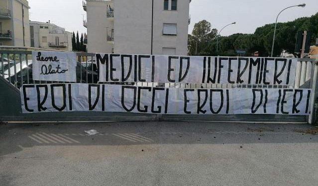 Coronavirus, striscione fuori dal Goretti di Latina: “Medici e infermieri, eroi di oggi e di ieri”