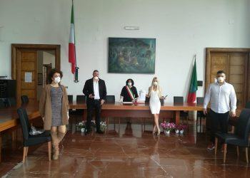 Sabaudia, il matrimonio ai tempi del Covid-19. Il ‘sì’ con guanti e mascherine