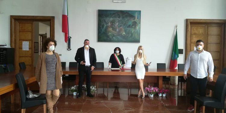 Sabaudia, il matrimonio ai tempi del Covid-19. Il ‘sì’ con guanti e mascherine