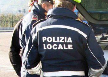 Latina, aggrediti agenti della Municipale durante i controlli anti-contagio. Due persone denunciate