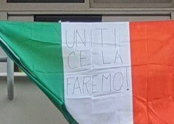 Latina, in migliaia dai balconi per cantare l’Inno nazionale. “Ce la faremo, siamo più forti” VIDEO