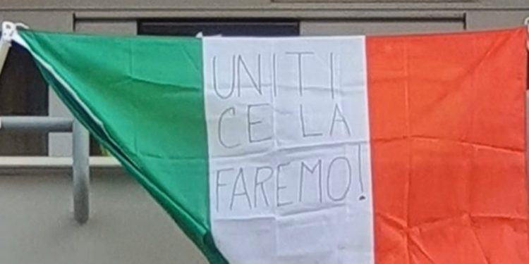 Latina, in migliaia dai balconi per cantare l’Inno nazionale. “Ce la faremo, siamo più forti” VIDEO
